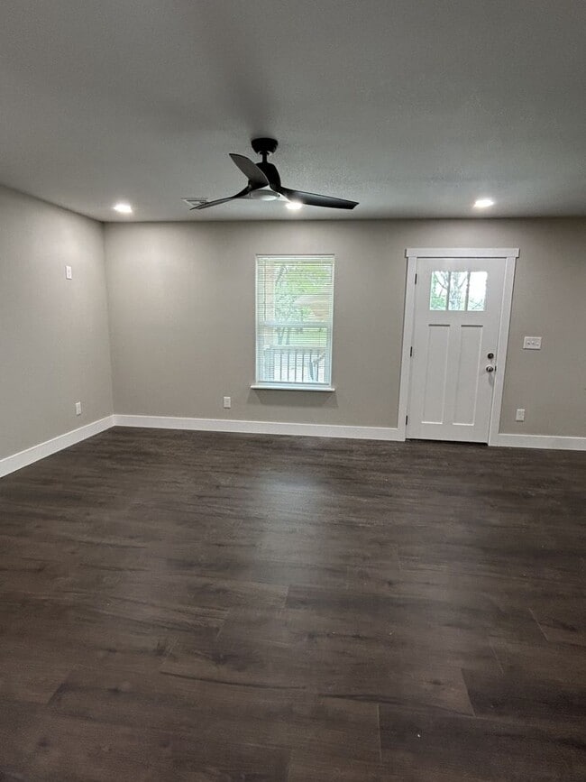 Building Photo - COMING SOON! Stunning 1BR/1BA House on Qui...