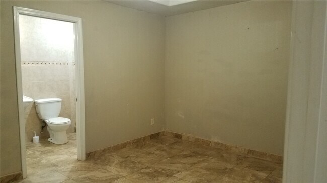 Building Photo - 8030 Darlington Dr