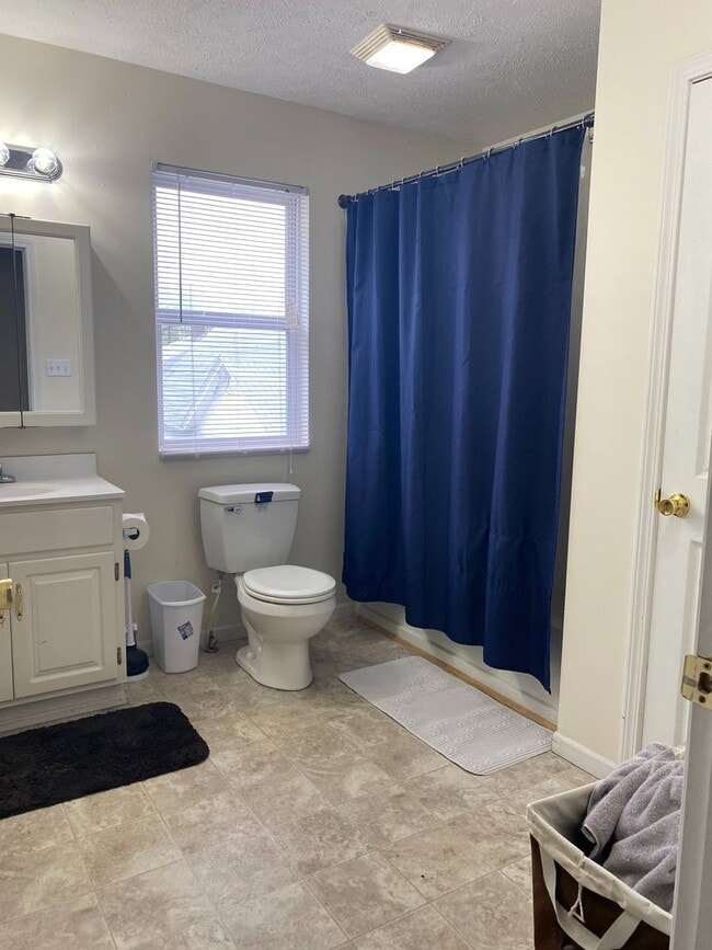 Building Photo - 4 Bedroom Duplex. Close to Campus and Down...