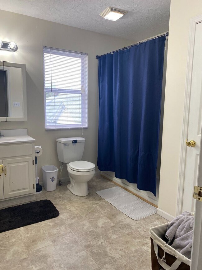 Building Photo - 4 Bedroom Duplex. Close to Campus and Downtown - Pre-Leasing for 26/27 School Year!