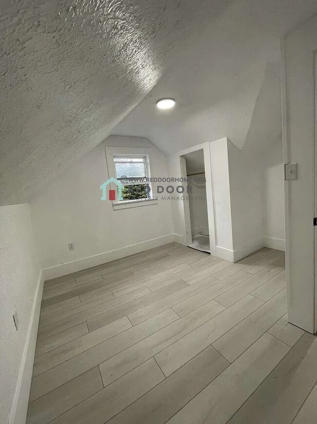 Building Photo - Beautifully Remodeled 3 Bed, 2 Bath Home – Pet Friendly!