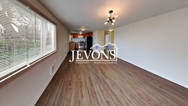 Building Photo - Charming duplex in a walkable location near the University of Puget Sound