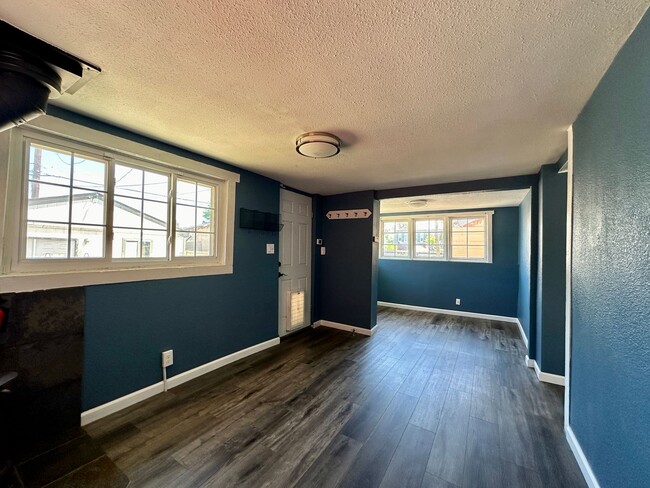 Building Photo - 3 Bedroom 2 Full Bath Renovated Single Fam...