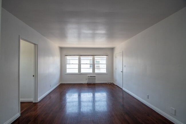 Interior Photo - 11041