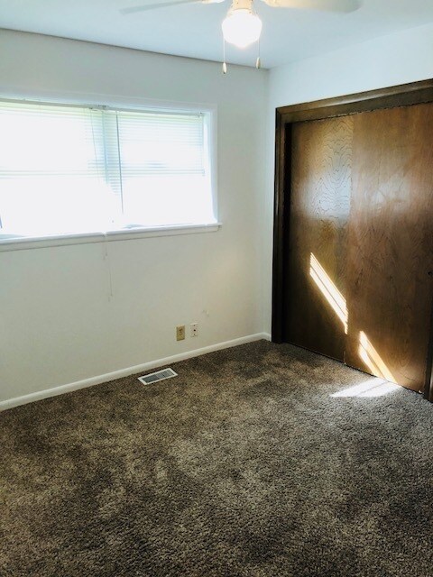 Building Photo - 3 Bedroom 2 Full Bath Home with Fireplace,...