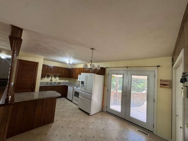 Building Photo - Available! Beautiful 3 Bed, 1 Bath Home in quiet neighborhood