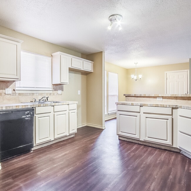 Building Photo - 8040 Texridge Dr