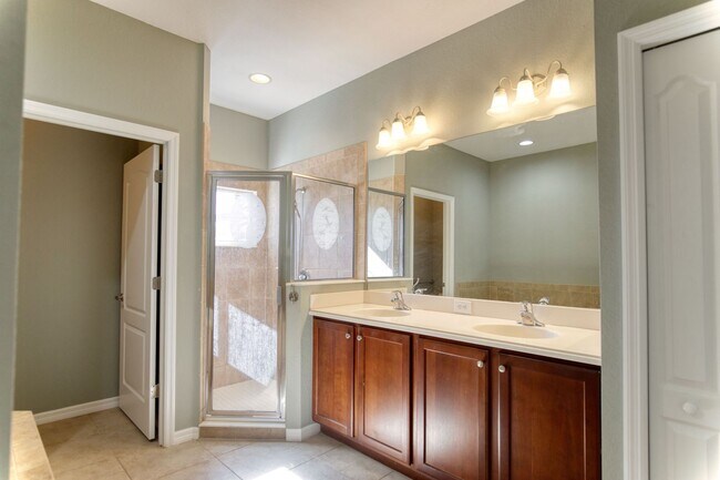 Building Photo - Annual Pool Home in The Stoneybrook Community of Venice!