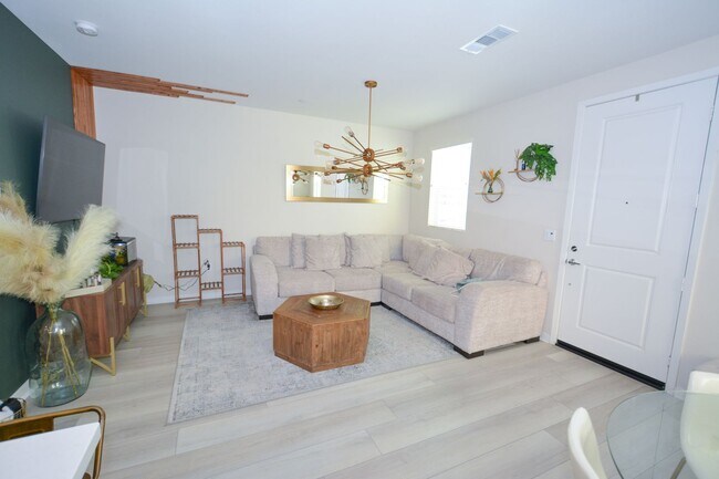 Building Photo - 3BED/4BATH Townhome in Oxnard