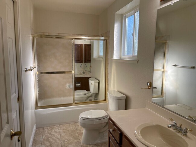 Building Photo - Large Foothills Home