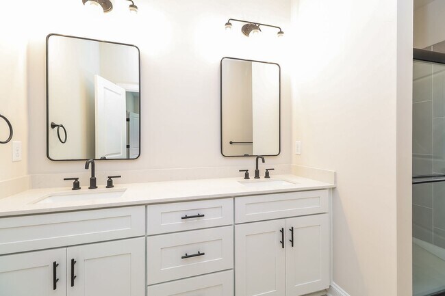 Building Photo - Beautiful 3BR 2.5BA Townhome w/ Full Appliance Kitchen • Garage Parking in Westerly Hills