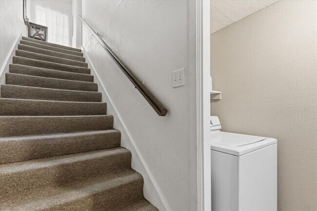 Building Photo - 6307B Shadow Valley Dr