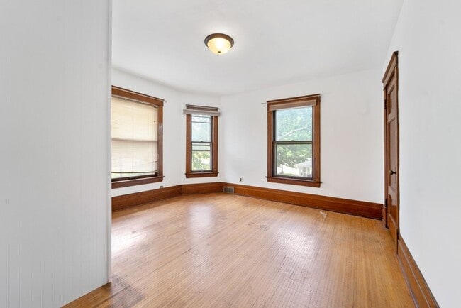 Building Photo - 513 W 22nd St