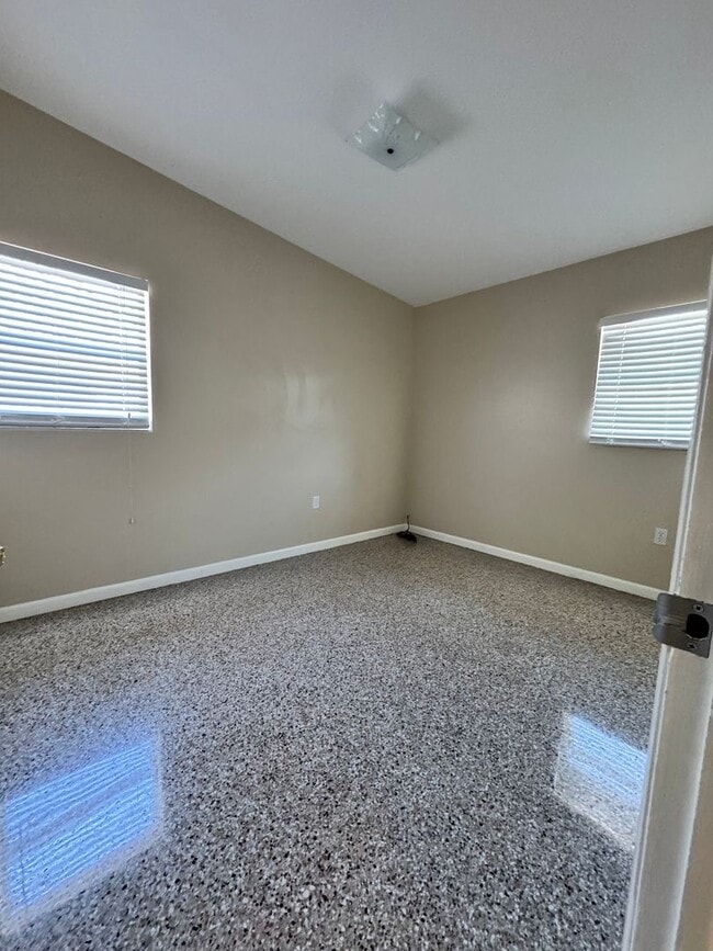 Building Photo - 813 Center Ln