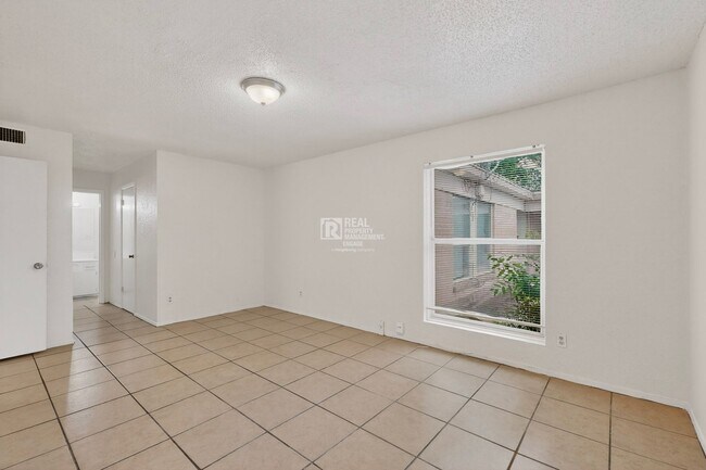 Building Photo - 6808 Trail Lake Dr