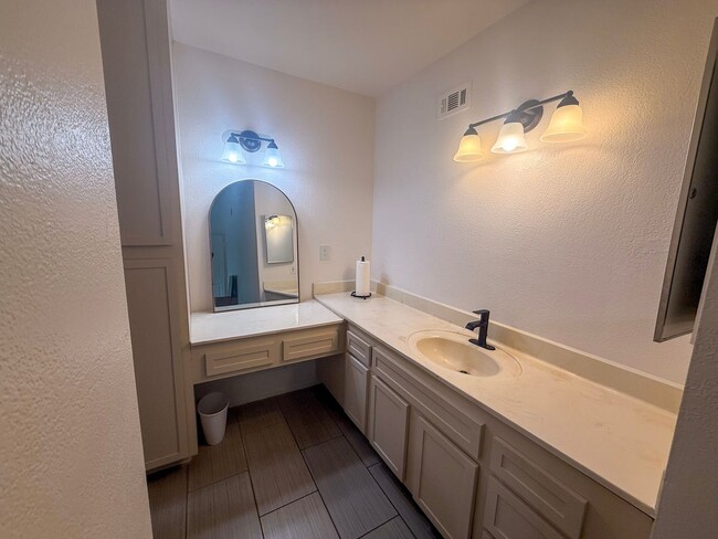 Building Photo - Welcome to your ideal rental in West Redla...