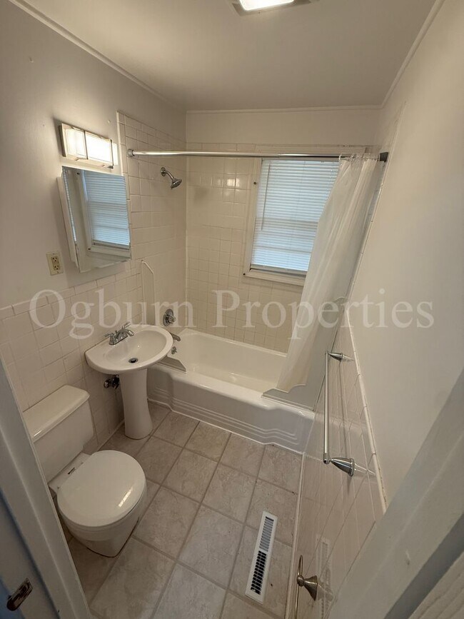 Building Photo - 2843 Hermitage Dr