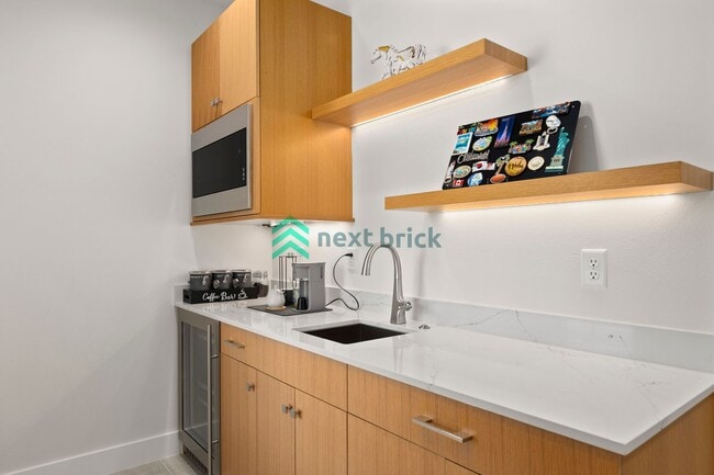 Building Photo - Luxury Meets Innovation | Stunning 5Bed, 5...