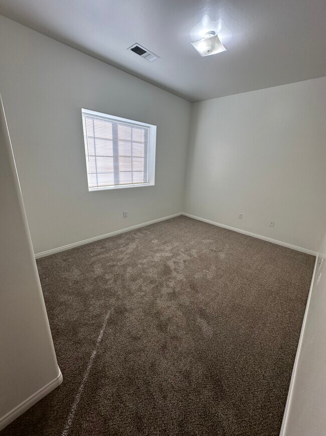Building Photo - 718 Orchid Dr