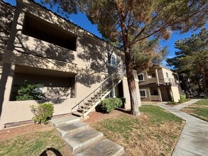 Building Photo - Gorgeous 1Bed/1Bath Condo located in Spanish Palms guard gated community!