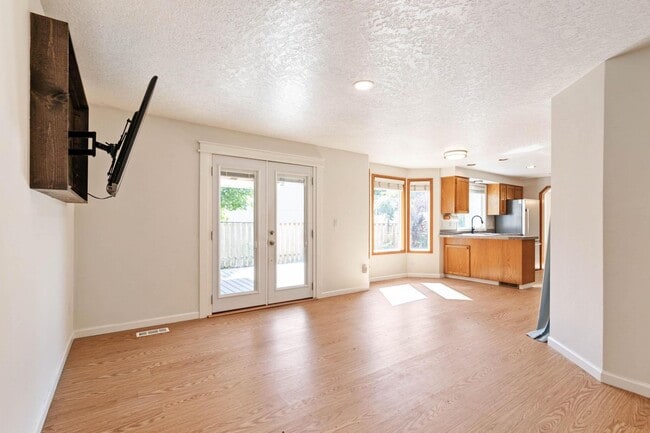 Building Photo - Comfortable 4-bdrm/2.5-bath home in Hillsb...