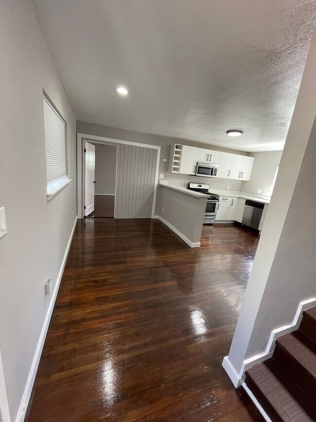 Building Photo - 3018-3020 Maple Ave