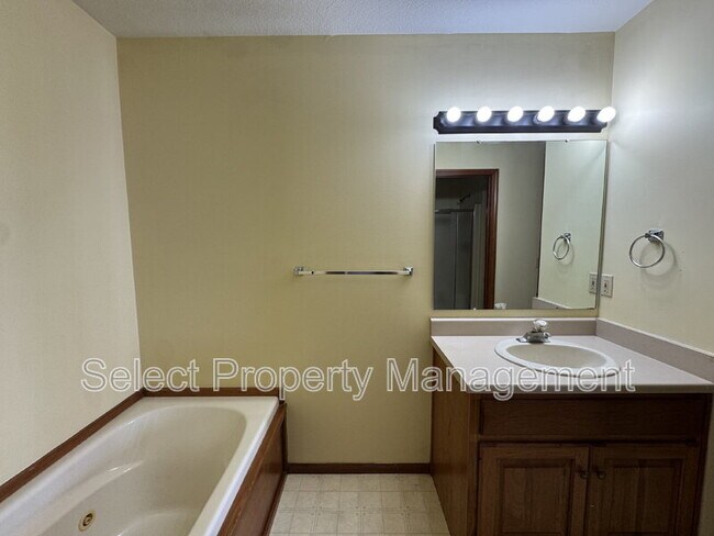 Building Photo - 1504 Flagstone Dr