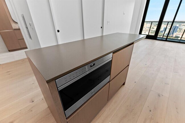 Building Photo - 610 Davis St