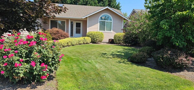 Building Photo - Open Concept Living Close to Downtown Gran...