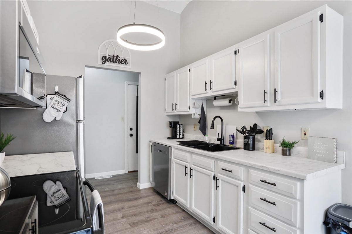 Fully Equip Kitchen! NEW Stainless Fridge, Stove, Over the Range Microwave, Dishwasher, Pots, Pans - 1001 N Coler Ave