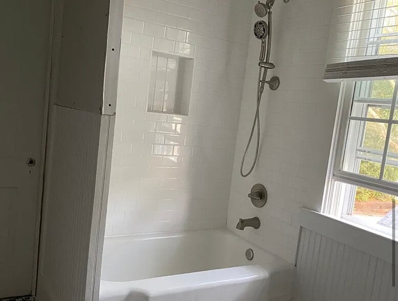 Building Photo - 147 White Cir