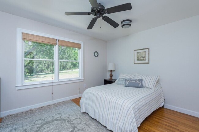 Building Photo - Weaverville Farmhouse Rental!