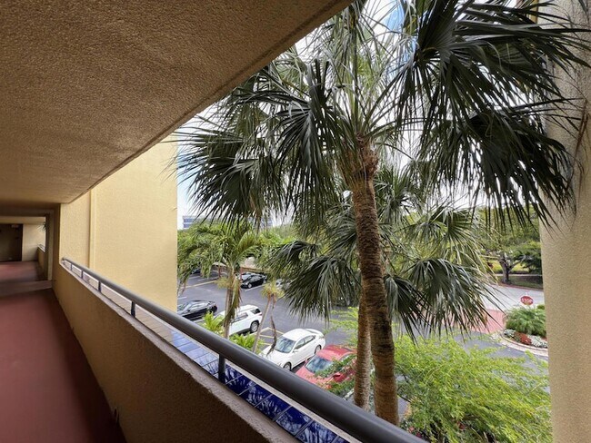 Building Photo - 700 Uno Lago Dr