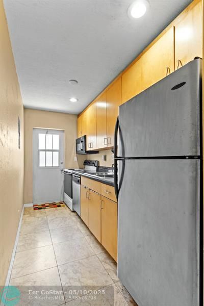 Building Photo - 736 NE 13th Ct