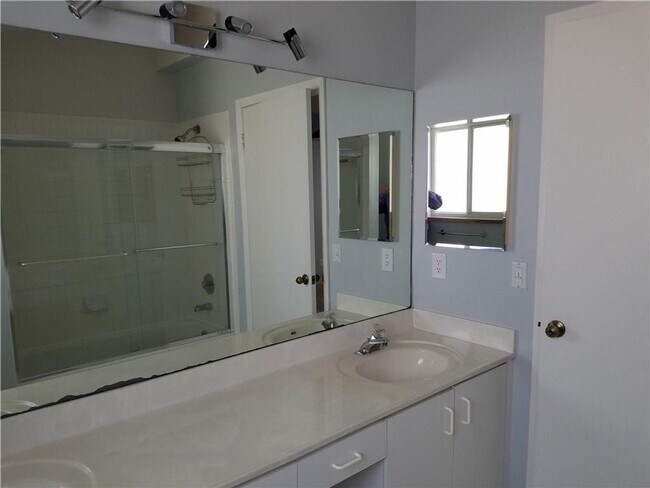 Building Photo - 1159 SE 6th Ct