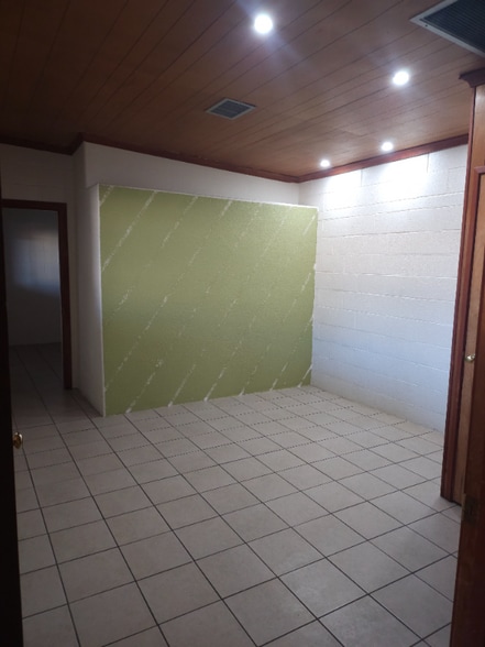 Building Photo - 1905 W 16th Pl