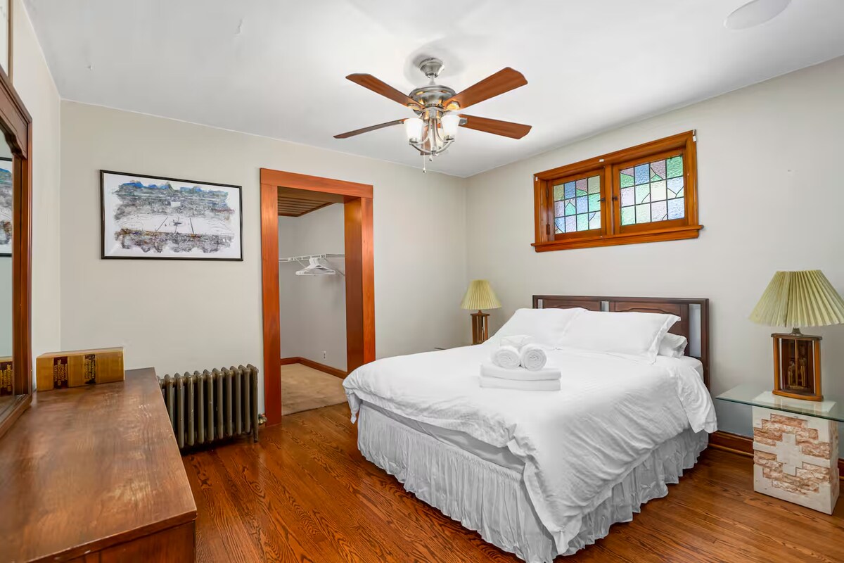 Building Photo - 5638 Botanical Ave