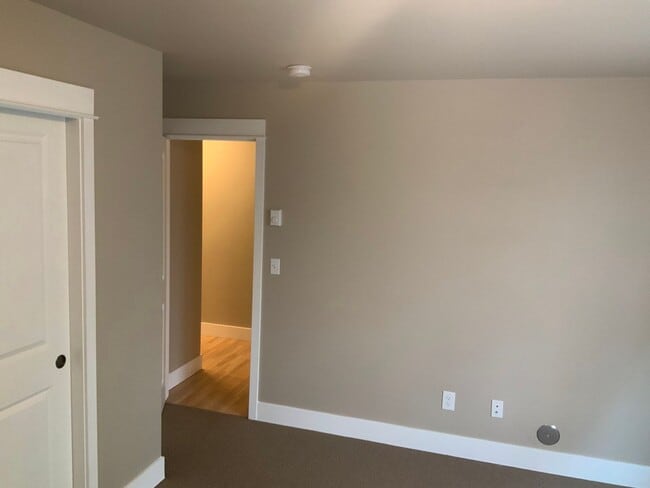 Building Photo - 5 Bedroom Duplex in University Area