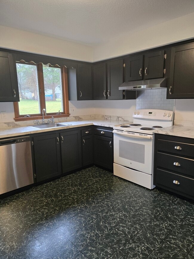 Building Photo - 48 River Rd