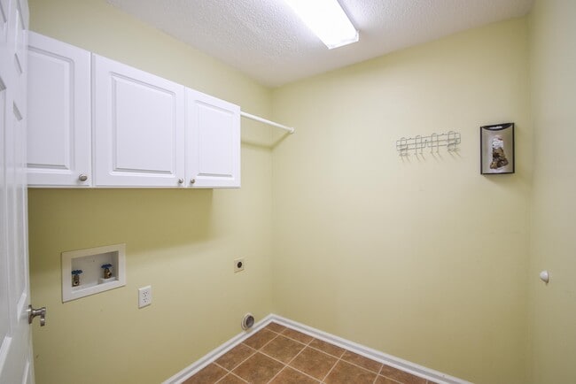 Building Photo - 144 Vail Ct