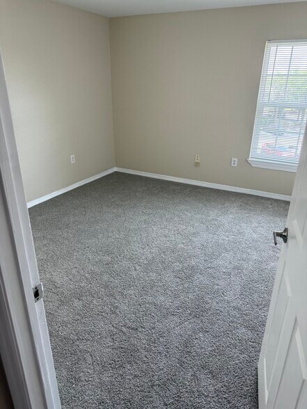 Building Photo - 5475 Vineland Rd