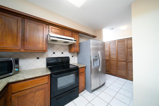 Building Photo - 2838 Colony Dr