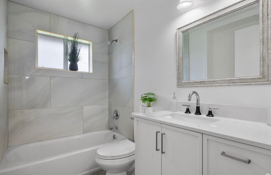 Building Photo - 686 Tomahawk Dr