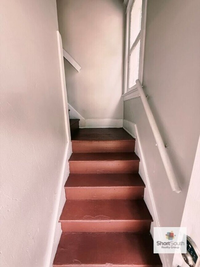 Building Photo - Updated 2 bed 1 bath upper apartment