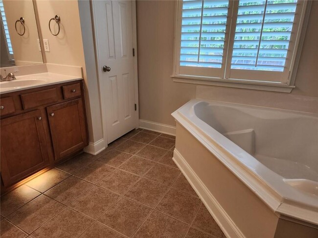 Building Photo - 465 Roland Manor Dr