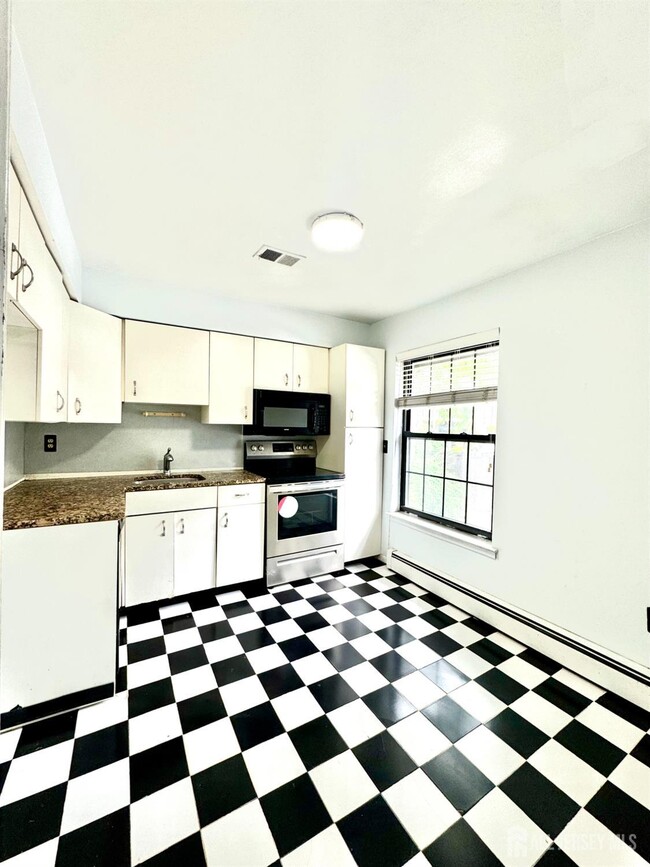 Building Photo - 323 Gill Ln