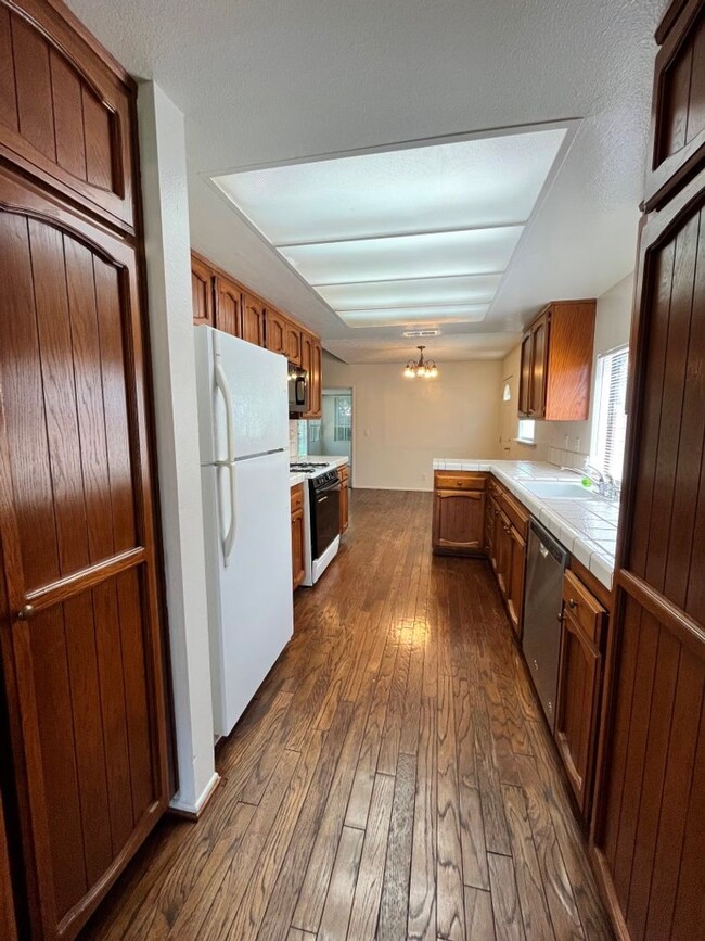 Building Photo - Single-story in Van Nuys w/3+2, bonus room...