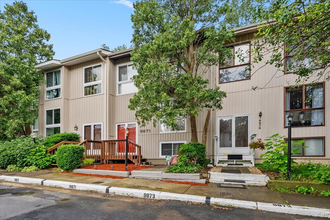 Building Photo - "Charming 4-Bed Townhouse with Granite Tou...