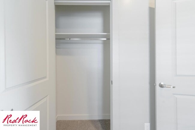 Building Photo - Charming 2 Bedroom End Unit Condo - Pet Friendly!