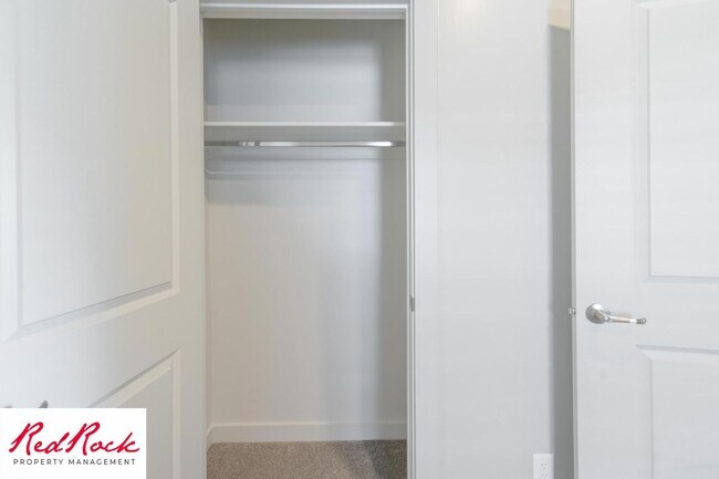 Building Photo - Inviting 2 Bedroom End Unit Condo - Pet Friendly!